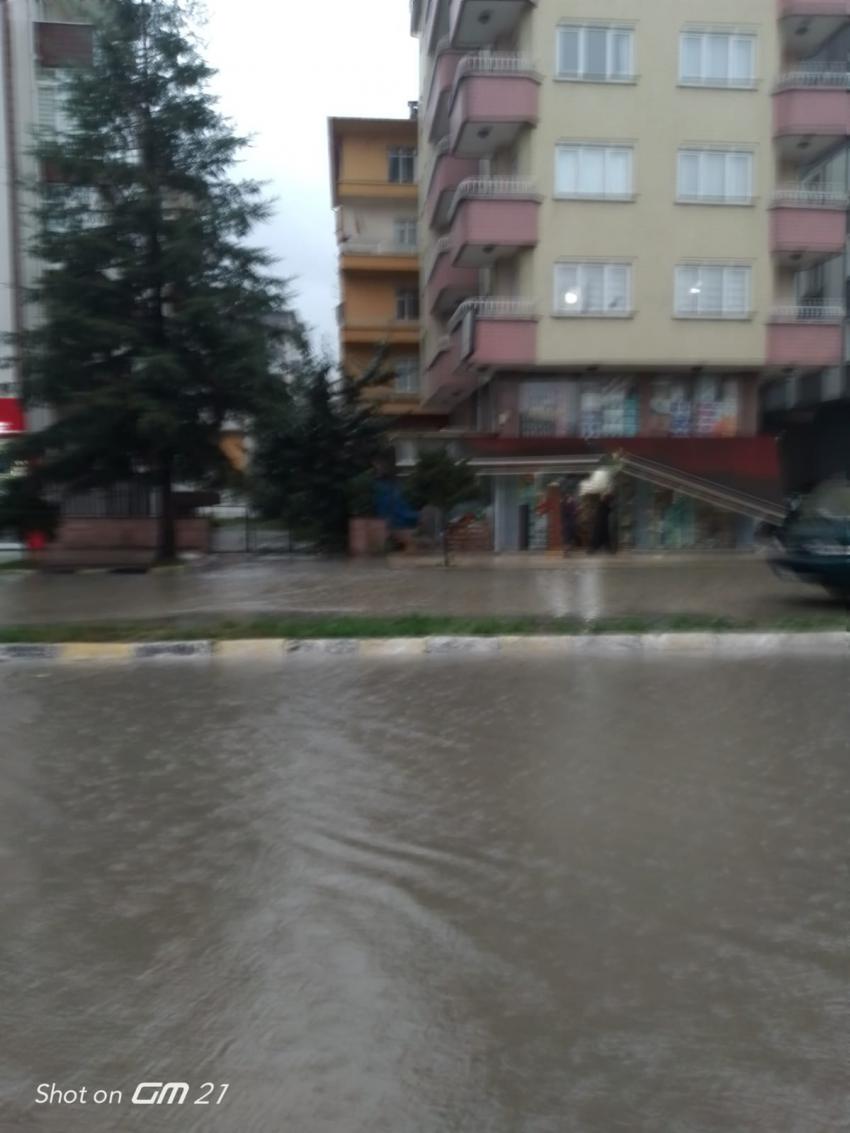 Arhavi’de şiddetli yağmur su taşkınlarına neden oldu