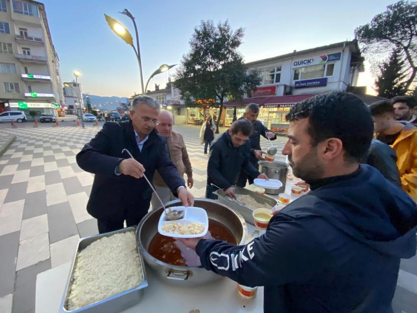 Hopa Belediyesi iftar yemeği düzenledi.