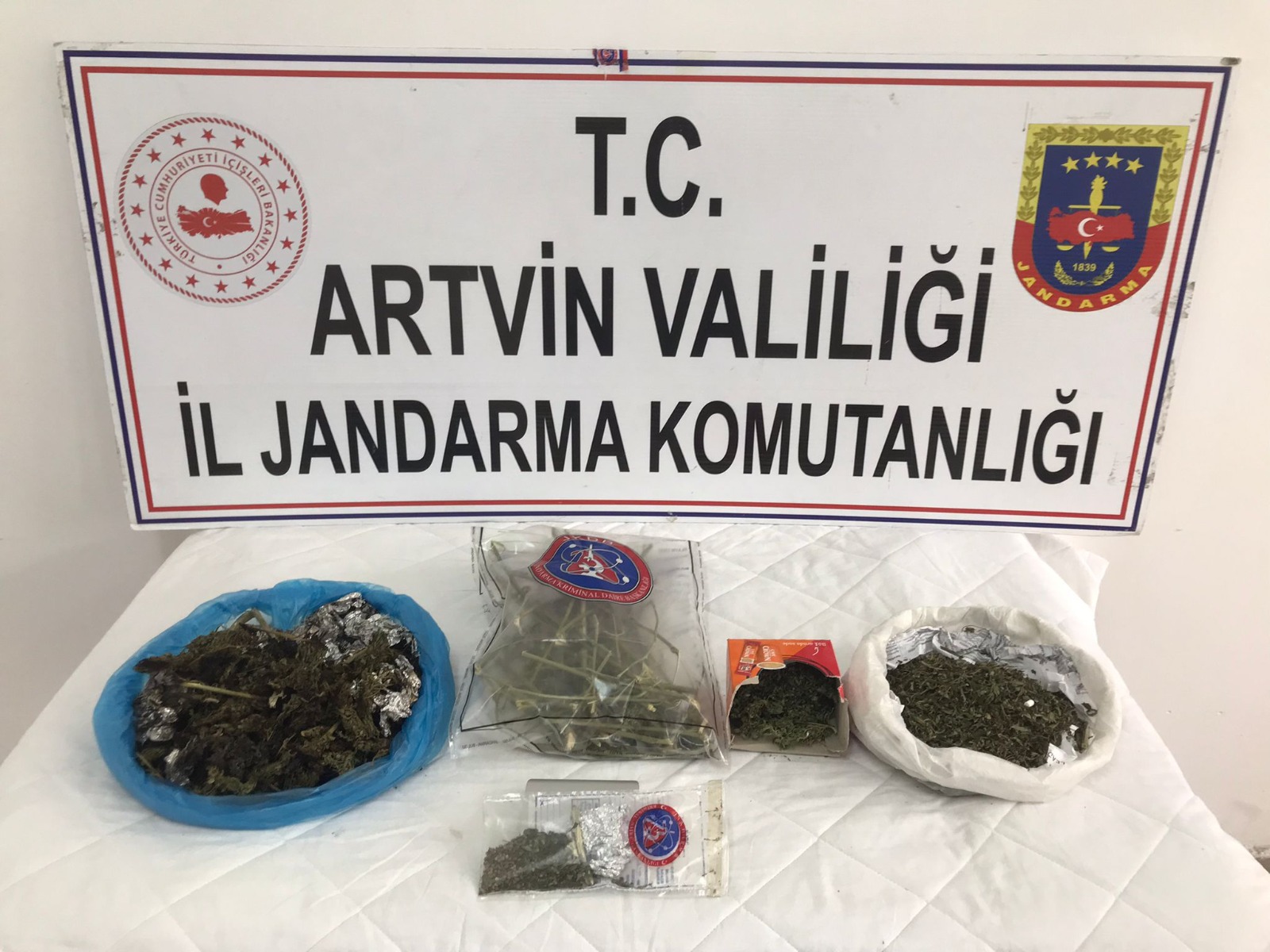Artvin'de jandarmanın uyuşturucu operasyonunda 3 kişi gözaltına alındı