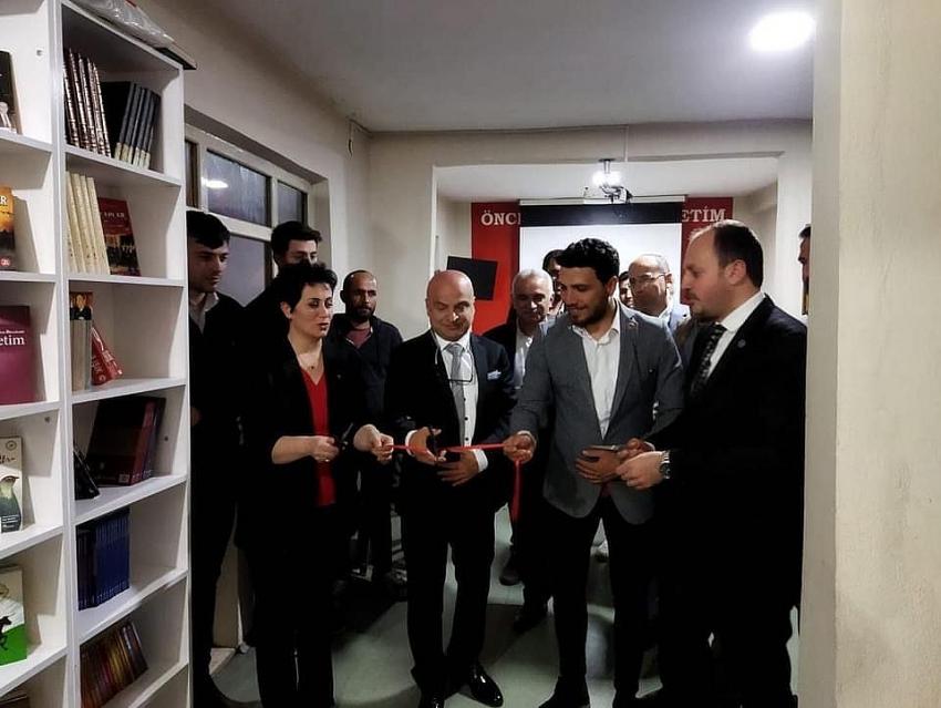Arhavi İlçe Başkanlığında Ülkücü Şehit Necati UYGUR Kütüphanesi açıldı…