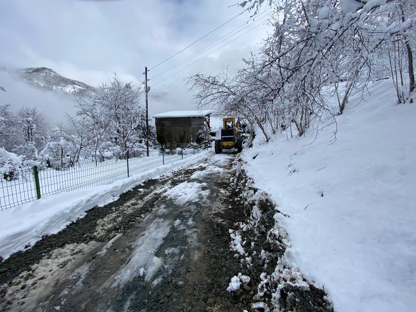 Arhavi Özel İdaresi ekiplerinin Yoğun kar mesaisi devam ediyor.