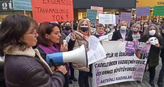 Artvin'de kadınlar şiddete karşı lokma dökülüp yürüyüş yaptı