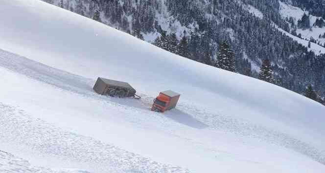 Artvin'de kar ve tipi nedeniyle iki tır yoldan çıkarak uçurum sürüklendi
