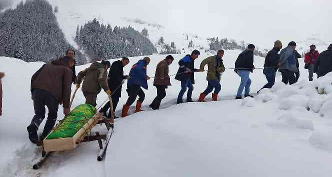 Kar yağışının yoğun yaşandığı köyde cenazeler kızakla taşınıyor